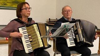 Die Chöre und Solisten präsentierten verschiedene Stücke aus ihrem Repertoire. Begleitet wurden die Sänger dabei von Claudia Schmitt und Johann Leber auf dem Akkordeon.