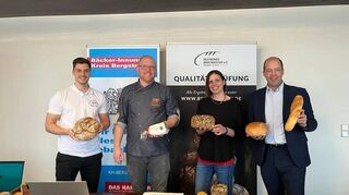 Daniel Rauen (2.v.l) freute sich über die gelungene Brotprüfung und die Unterstützung von Daniel Plum (links).