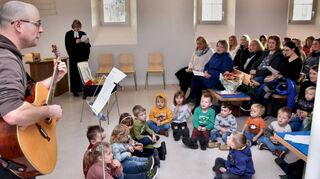 Henry Spielhoff sang zur Gitarre „Und bis wir uns wiedersehen, halte Gott dich fest in seiner Hand“, zu dem die Kindergartenkinder vor dem Altar einen Sitzkreis bildeten und die Besucher laut mitsangen.