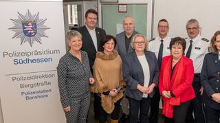 Vertreterinnen und Vertreter aus den Rathäusern und der Politik besuchten traditonell in der Weihnachtszeit die Bensheimer Polizeistation für einen Austausch – und um sich für die gute Zusammenarbeit zu bedanken.