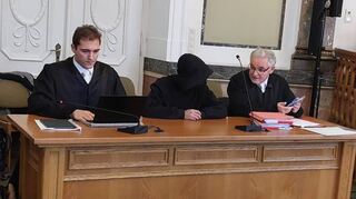 Der Angeklagte Arif A. (23) mit seinen Verteidigern Maurice Weidhaas (l.) und Rüdiger Weidhaas.