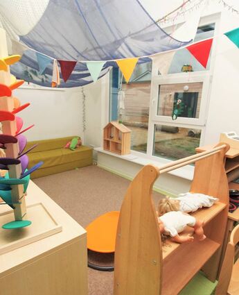 Die große Kita in der Dieterswiese wurde 2020 eröffnet, daneben entsteht gerade ein neuer Kindergarten in Modulbauweise – und ein Neubau soll folgen.