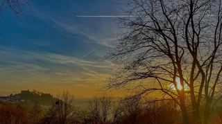 Weiße Weihnachten gibt es auch in diesem Jahr nicht, und auch die Sonne wird sich wohl rar machen. Immerhin gab es in den vergangenen Tagen ein wenig Sonnenschein, so wie hier über dem Weschnitztal bei Lindenfels.