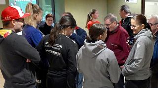 Während der WM-bedingten Bundesliga-Spielpause präsentierten sich die Flames (re. Trainerin Heike Ahlgrimm) während eines öffentlichen Trainings ihren Fans einmal anders und suchten danach mit ihnen das Gespräch.