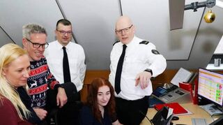 Weihnachtsbesuch bei der Leitstelle Bergstraße: Markus Stracke (r.) und Jens Hake (M.) sowie Luisa Schlaugat (2.v.r.) informierten Landrat Christian Engelhardt und Erste Kreisbeigeordnete Diana Stolz über ihre Arbeit an den Feiertagen und im ablaufenden Jahr.