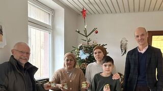 Die Honigspende des Bienenzüchtervereins Bensheim und Umgebung ging diesmal an Migranten, die in der ehemaligen Jugendherberge in Zwingenberg untergebracht sind.