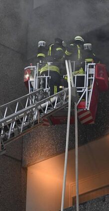 Um das Feuer im vierten Stock der Heppenheimer Bruchseeresidenz zu löschen, setzte die Feuerwehr auch die Drehleiter ein.