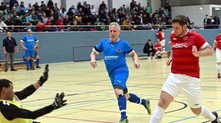 Hallenfußbal Futsal Bensheimer Hallenstadtmeisterschaft
AH TSV Auerbach-FSG Benheim
Patrick Iger (Auerb.) rechts
mekel Klaft (Bensh. links / Jörg  Schwindt (Bensh.) mitte
Foto: Jürgen Strieder