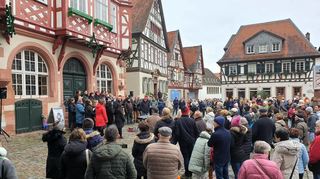 Der Popchor21 beim weihnachtlichen Konzert vor zahlreichen Zuhörern auf dem Heppenheimer Marktplatz.