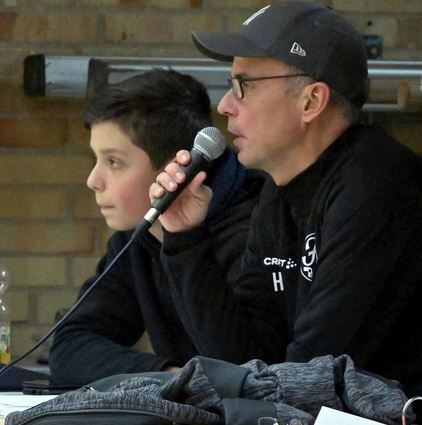 Der FC 07 ist Ausrichter der Bensheimer Hallenfußball-Stadtmeisterschaften; die Turnierleitung übernehmen am Abend u.a. Leandro (li.) und Holger Trodt.