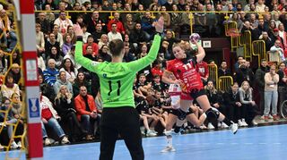 Vollkommen frei kommt Sarah Dekker beim 37:22-Heimsieg der Flames vor 2000 Zuschauern in der Weststadthalle gegen Solingens Torhüterin Katja Grewe zum Wurf.