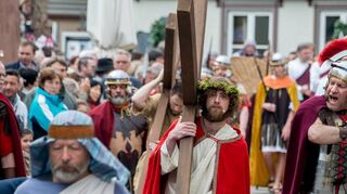 An Karfreitag wird von Laiendarstellern der italienischen Gemeinde wieder der Leidensweg Jesu nachgespielt. Den Weg durch die Innenstadt verfolgen jährliche mehr als tausend Zuschauerinnen und Zuschauer.