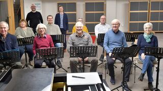 Zu sehen sind die Teilnehmer mit Musikschulleiter Thomas Markowic und Chorleiterin Ulrike Sättler (beide hinten).