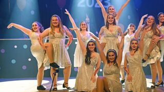 Die „Chicken-Girls“ des Vereins zur Erhaltung der Tradition im Februar bei einer Fastnachtssitzung, in Einhausen „Giggelsitzung“ genannt.