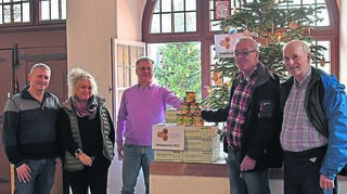 Die Stadt ist dankbar für die Spende des Imkervereins Heppenheim und Umgebung: v.l. Gerhard Wipplinger, Inka Knapp, Rainer Burelbach, Stefan Hillenbrand und Christoph Schürmann-Flath.