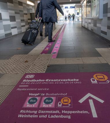Die Riedbahnsperrung hat auch Auswirkungen auf die Zugverbindungen der Main-Neckar-Bahn. Am Bensheimer Bahnhof führen Wegweiser die Zugreisenden zum Busbahnhof, an dem der Ersatzverkehr abfährt.