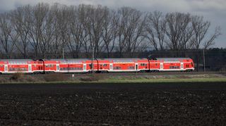 Ein Regional-Express fährt auf der Riedbahn bei Lampertheim. Mit Beginn des neuen Jahres wird die Strecke zunächst für drei Wochen gesperrt, dann noch einmal vom 15. Juli bis 15. Dezember.