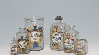 Uralt: Glasflaschen in Emaildekor aus der Mohren-Apotheke Mühlhausen (links), zweite Hälfte 18. Jh., und der Mohren-Apotheke Mainz, Mitte 18. Jh.