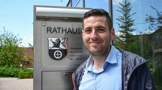 Bürgermeister Ryyan Alsheblsteht vor dem Rathaus in Ostelsheim.