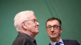 Wer folgt auf Baden-Württembergs Ministerpräsident Winfried Kretschmann (links)? Bundeslandwirtschaftsminister Cem Özdemir (rechts) gilt als aussichtsreicher Kandidat.