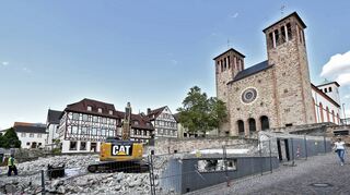 Ein Bagger legte im Sommer 2019 das Haus am Markt nieder – und den mittlerweile legendären Schorschblick frei.