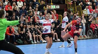 Kapitänin Lisa Friedberger (rechts beim Wurf im Spiel am Mittwoch gegen Solingen) gehört zu den sechs Spielerinnen, die jetzt ihre Verträge bei den Flames über den Sommer hinaus verlängert haben.