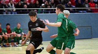 Nullsieben-Spieler Sebastian Dorner (links) wird im Senioren-Halbfinale verfolgt von den Fehlheimern Percy Felix und Fin Lüderwald.