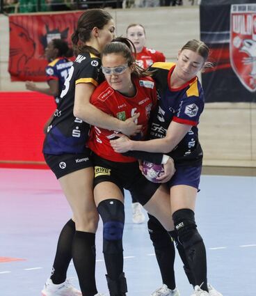 In der Abwehr hatten die Flames den SV Union im Griff (v.l. Lucie Kretzschmar, Edita Nukovic, Isabell Hurst), im Angriff ließen sie aber zu viele Chancen aus.