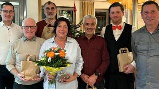 Die langjährigen Schiedsrichter Jean Pierre Dupin, Klaus Fieberling, Tufan Sönmez, Marcel Di Gallo und Wirtschaftsausschussvorsitzende Simone Glanzner wurden vom Vorstandsteam Marcel Claros, links, und Holger Glanzner, rechts, geehrt.
