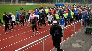 Der Regen hatte sich pünktlich zum Start auf der 400-Meter Bahn im Stadion verabschiedet. Anschließend ging es auf engen Pfaden durch den Stadtwald, wahlweise über fünf oder zehn Kilometer.