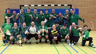 Kollektiver Jubel in Grünweiß: Sowohl die Senioren als auch die Alten Herren des VfR Fehlheim verteidigten ihren Titel bei den Bensheimer Hallenfußball-Stadtmeisterschaften.