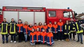 bzw_Jugendwehr_2023

Zwingenberg. Nach einem spannenden und erfolgreichen Jahr hat die Jugendfeuerwehr Zwingenberg sich mit ihrer Weihnachtfeier in eine kurze Winterpause verabschiedet. Wie Jugendwart Stefan Diefenbach in seiner Bilanz des zu Ende gehenden Jahres feststellt, war neben der theoretischen und praktischen Ausbildung in den Bereichen Fahrzeugtechnik oder auch Brandbekämpfung das große Zeltlager der Jugendfeuerwehren des Kreises Bergstraße in Bürstadt mit der erfolgreichen Abnahme der Leistungsspange ein Höhepunkt.
Weitere Highlights waren ein Wanderausflug in den Odenwald sowie die Großübung des Löschbezirks 1 in Lindenfels. Zum guten Schluss besuchten die Mitglieder der Nachwuchsabteilung zusammen mit ihren Betreuern den Zwingenberger Indoorspielplatz, bevor im Rahmen eines weihnachtlichen Abendessens noch die Bescherung anstand.
Erster Termin im neuen Jahr ist die Weihnachtsbaum-Sammelaktion, die auf den 13. Januar, Samstag, terminiert ist. An diesem Tag sammelt die Jugendfeuerwehr wieder die ausgedienten - und hoffentlich abgeschmückten - Weihnachtsbäume der Zwingenberger ein. Dazu Jugendwart Diefenbach:
Die Sammler freuen sich über eine Spende für die Jugendkasse. Wer an diesem Tag nicht zuhause ist, um seinen Obolus direkt übergeben zu können, aber die Jugendfeuerwehr trotzdem unterstützen möchte, der kann auch gerne einen Betrag auf das Konto der Jugendfeuerwehr Zwingenberg überweisen (Sparkasse Bensheim / IBAN DE77 5095 0068 0002 1265 48). mik/Bild: FFW Zwingenberg