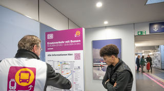 Vor Ort informieren Bahn-Mitarbeiter über den Ersatzverkehr.