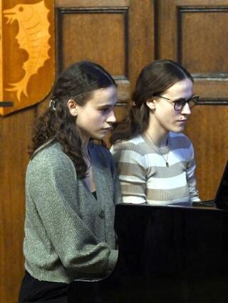 Lena und Yasmin Sonnabend spielten Klavierstücke von Brahms.