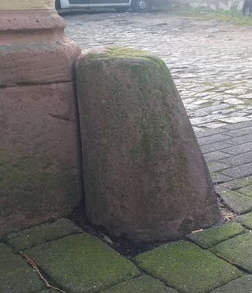 Nicht zu hoch und schräg von der Hausecke abweisend, sorgte der Prellstein am ehemaligen Hohenecker Hof in der heutigen Straße am Bürgerhaus für den nötigen Abstand der Wagen von der Mauer und schonte zugleich die Radnaben.