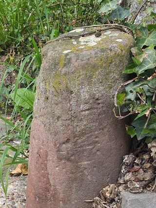 Überdauert haben Prellsteine nicht nur in der Innenstadt, sondern im gesamten Stadtgebiet, etwa an der Nibelungenstraße in Schönberg.