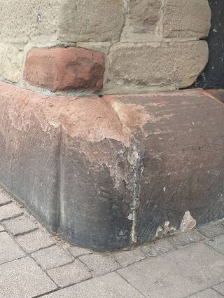 Der Prellstein der Durchfahrt am Fleckschen Haus wurde in den Sockel des Gebäudes integriert.