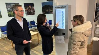 Termine für das Bürgerbüro können ab sofort online gebucht werden. Vor Ort melden sich Besucher dann an einem Terminal im Eingangsbereich an.