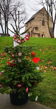 Die Nibelungenstraße am Kloster ziert eine Reihe mit 24 dekorierten Bäumen.