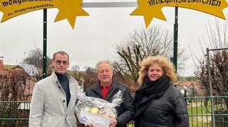 Winterkasten. Wo gearbeitet wird, geht auch mal was in die Brüche. So jetzt geschehen bei den Arbeiten zur Neugestaltung der Außenanlagen in der Kindertagesstätte Winterkasten. Ausgerechnet das Eingangsschild der Kita wurde in Mitleidenschaft gezogen und da das Schild eh schon in die Jahre gekommen war, organisierte die Firma Heinz Schmitt Garten- und Landschaftsbau aus Kolmbach gleich zwei neue. Die Firma Schmitt stellte das Material zur Verfügung und Holzspezialist Norbert Grosch aus Schlierbach kümmerte sich um die Herrichtung der beiden Morgensterne. Sebastian Schmitt von der ausführenden Firma und die stellvertretende Leiterin der Kita Morgenstern, Karin Schultz, bedankten sich bei Norbert Grosch mit einem Präsent.  Die Hinweisschilder wurden rechtzeitig zur offiziellen Übergabe der neuen Räumlichkeiten montiert. Cs Claudia Schmitt