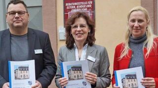 Erste Kreisbeigeordnete und Jugenddezernentin Diana Stolz (rechts), der Leiter des Bergsträßer Jugendamtes, Kai Kuhnert, und die Leiterin der Beratungsstelle für Eltern, Kinder und Jugendliche in Bensheim, Sybille Vonderschmidt-Viereck (Mitte), stellten gemeinsam den Jahresbericht 2022 vor.