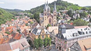 Mithilfe einer Drohne entsteht eine Ansicht vom Großen Markt aus der Vogelperspektive. Rechts im Bild zu sehen ist das historische Rathaus, im Hintergrund die Pfarrkirche Sankt Peter und der Maiberg.