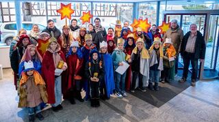 Im Rathausfoyer in Reichenbach wurden die als die Heiligen Drei Könige verkleideten Kinder vom Ersten Beigeordneten Friedrich Mink (rechts) und Ortsvorsteher Alfred Hogen (Zweiter von rechts) begrüßt.