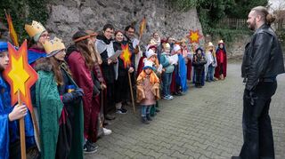 Bei ihrer Tour durch Lautertal machten die Sternsinger mit ihren selbst gebastelten Kronen und den samtenen Umhängen unter anderem auch Station beim evangelischen Pfarrer Jan Scheunemann.