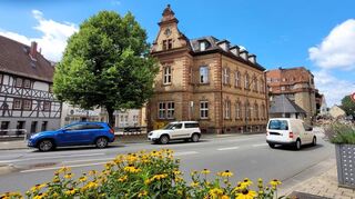 In das inzwischen leer stehende alte Postgebäude am sogenannten Postknoten sollen im neuen Jahre Flüchtlinge einziehen. Das ist eine der Aufgaben, die die Stadt bewältigen muss und die Bürgermeister Rainer Burelbach in seinem Ausblick auf 2024 anspricht.