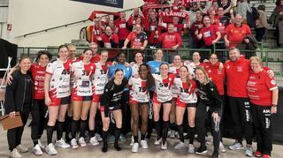 Die Flames freuten sich bei ihrem ersten Auswärtsspiel in Europa in Nantes über die Unterstützung von gut zwei Dutzend mitgereisten Fans. Rechts Lisa Friedberger beim Einlaufen der Spielerinnen.