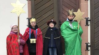 Mit ihren Sternen, den Kronen und den königlichen Gewändern zogen die Sternsinger als die Heiligen Drei Könige durch Lindenfels, um die Häuser zu segnen.