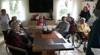 Auch beim „Lebensburg“-Wohnheim für Demenzerkankte kamen sie vorbei und rüh-rten mit ihrem Besuch so manchen Bewohner sogar zu Tränen.