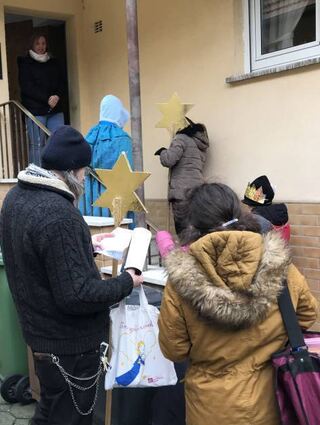 Bei den Hausbesuchen sangen sie und sagten Sprüche auf.