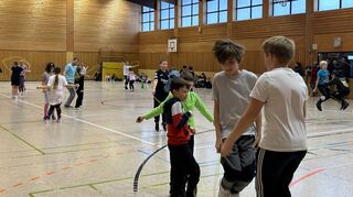 Das Projekt „Skipping Hearts“, hier ein Bild aus der Carl-Orff-Schule in Lindenfels, soll die Schüler motivieren, sich mehr zu bewegen. In der Einhäuser Grundschule ist ein Klassensatz der speziellen Kunststoff-Seile vorhanden.
